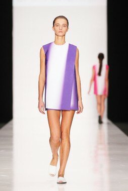 Короткое платье с фиолетовым принтом