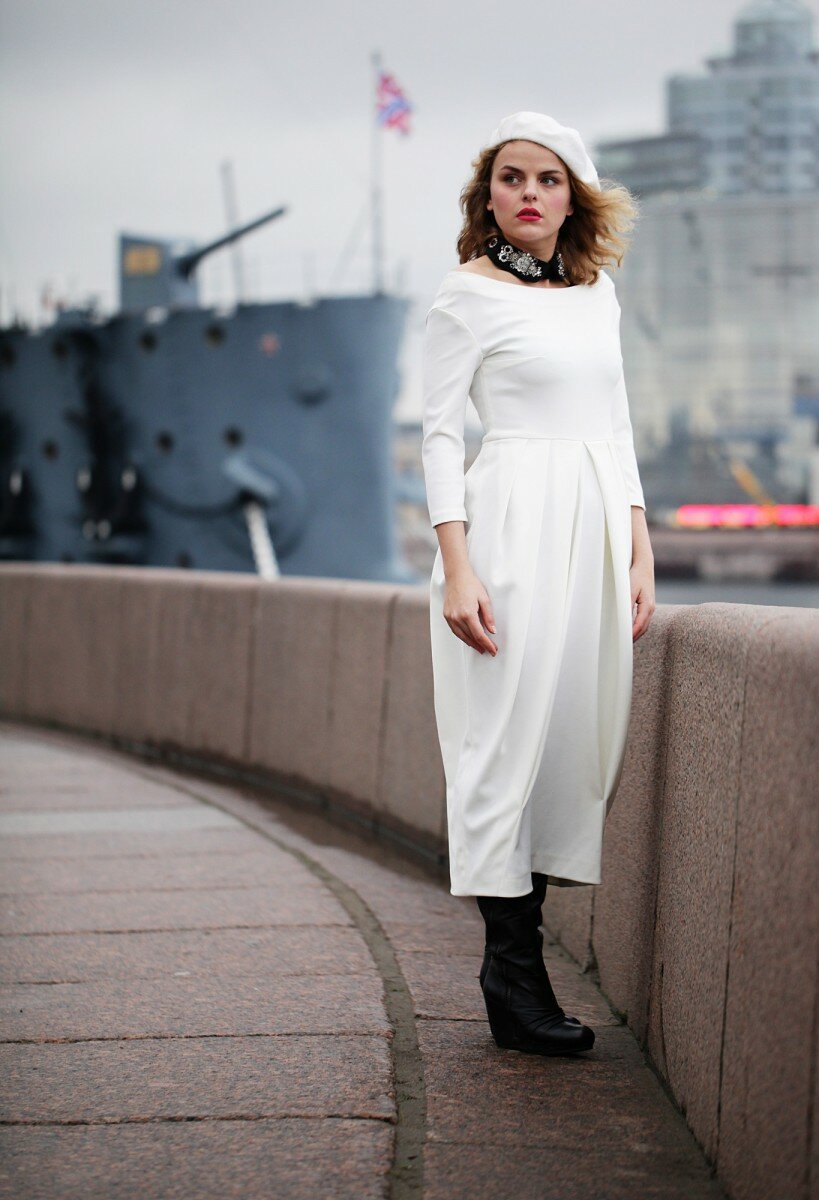 Платье красивое модное с открытыми плечами от российского дизайнера